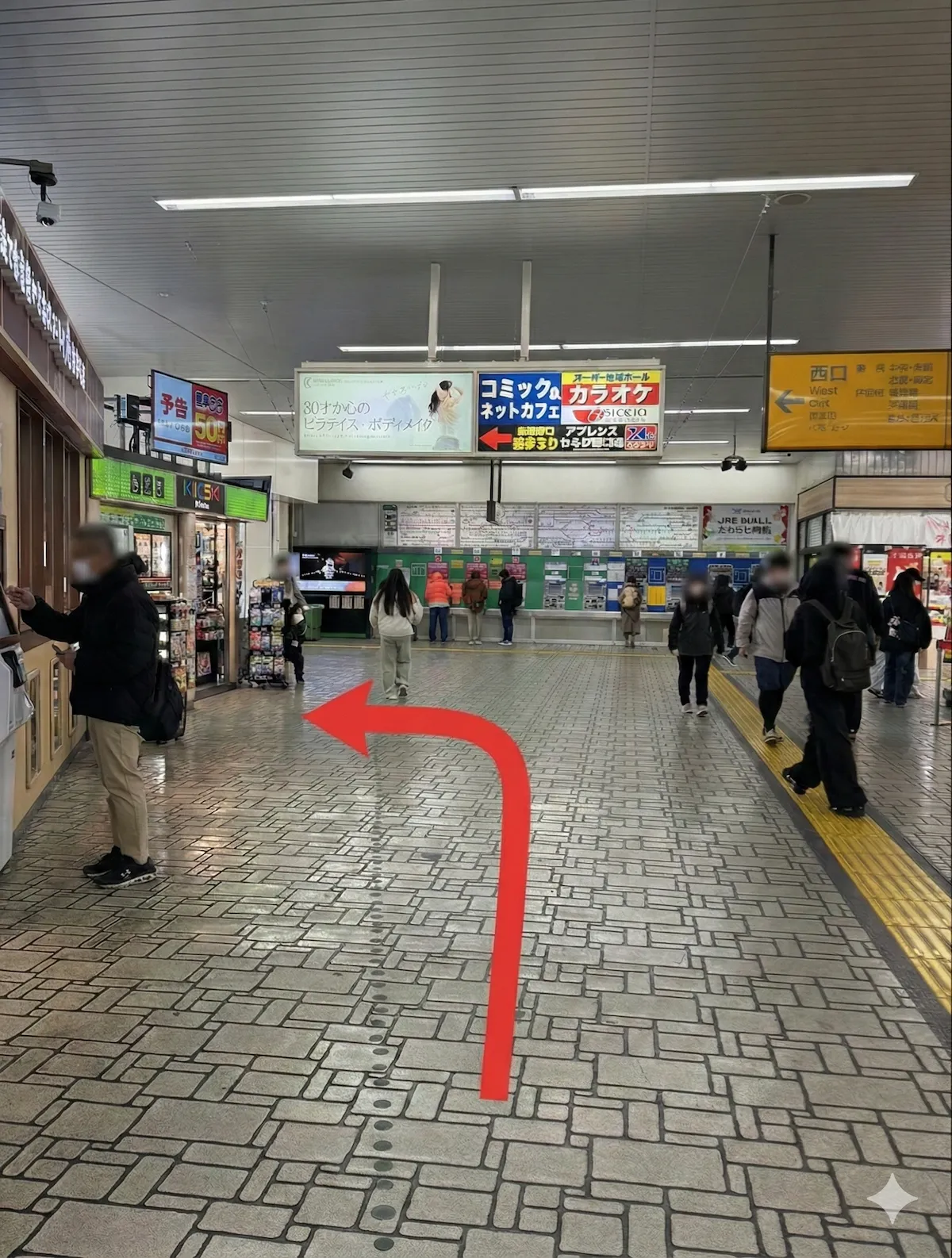 駅改札を出たら左に進む