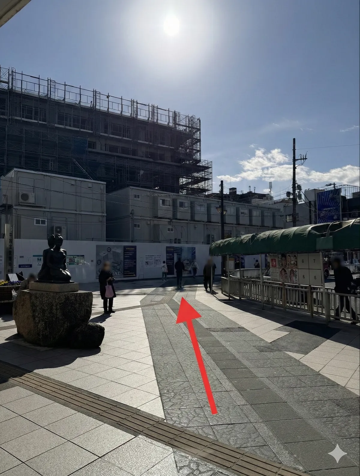 駅を出て左へ進み、バス乗り場を通り過ぎて左折